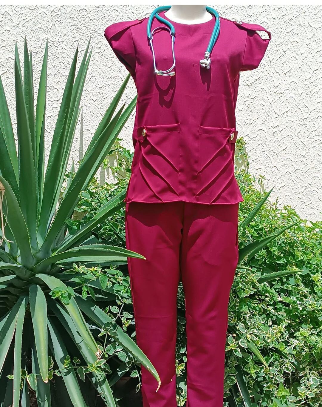 Pijama Hospitalar Feminino Vinho Detalhes nas Mangas e Bolsos - Imagem 3