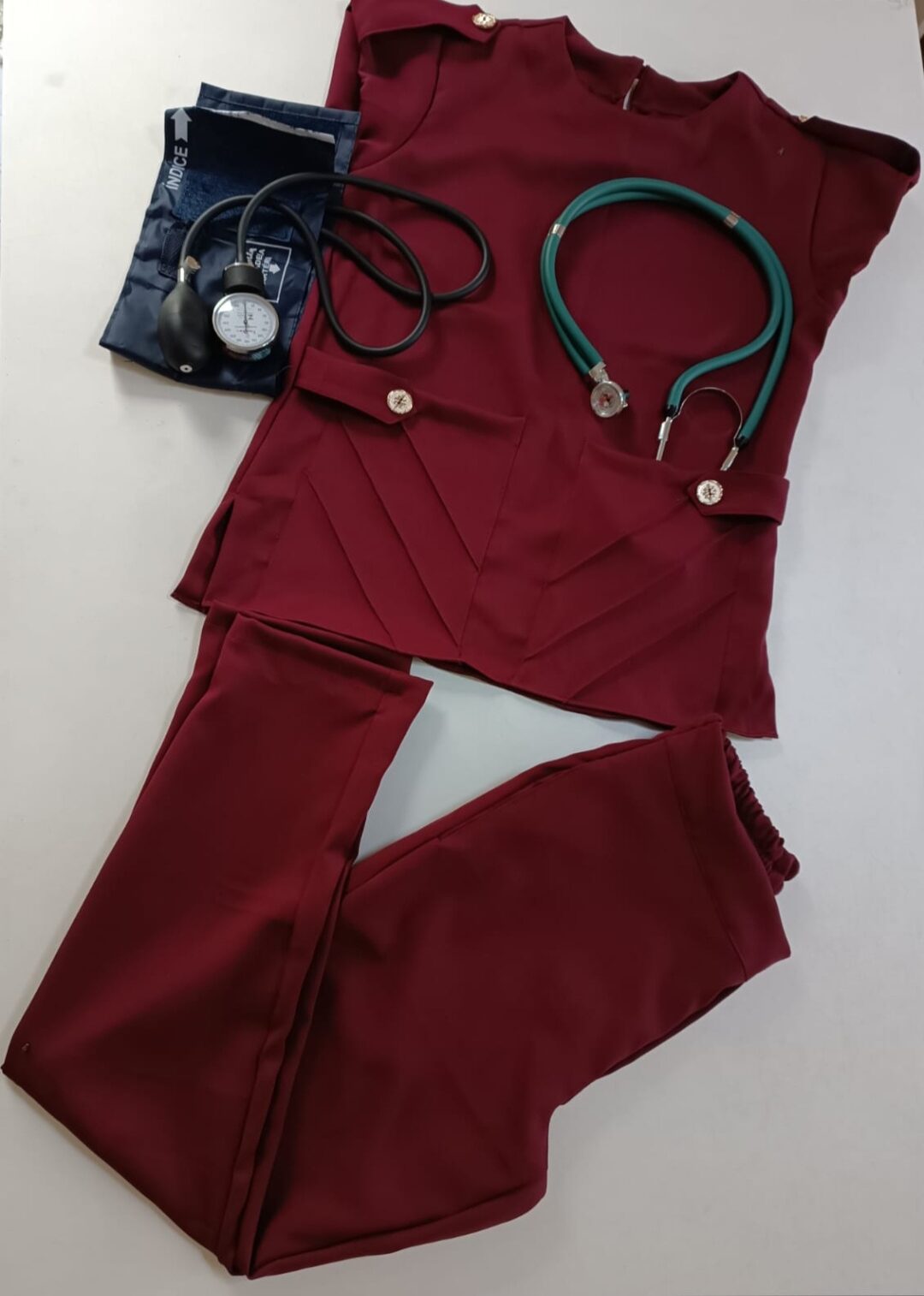 Pijama Hospitalar Feminino Vinho Detalhes nas Mangas e Bolsos - Imagem 2